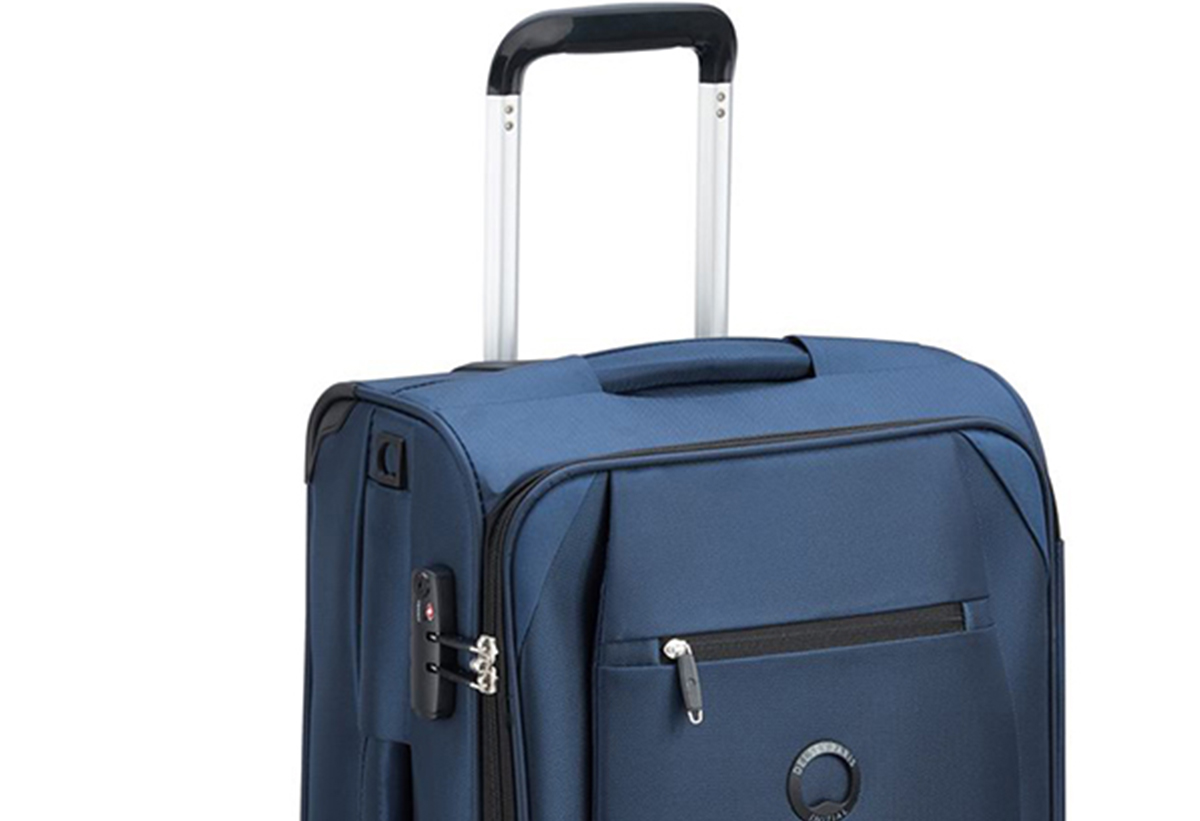 Απεικονίζεται η βαλίτσα Rami σε μπλε απόχρωση, δίνοντας έμφαση στο χερούλι και την προστατευτική κλειδαριά.